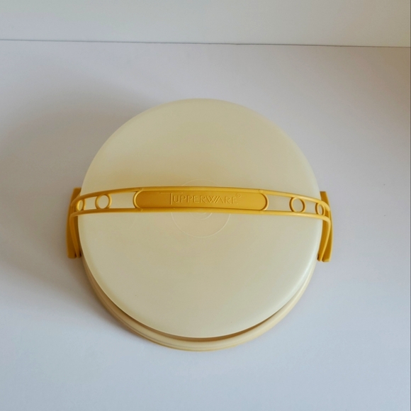 Tupperware Harvest Gold Pie / Cake Carrier with Carrying Strap - Picture 2 of 8